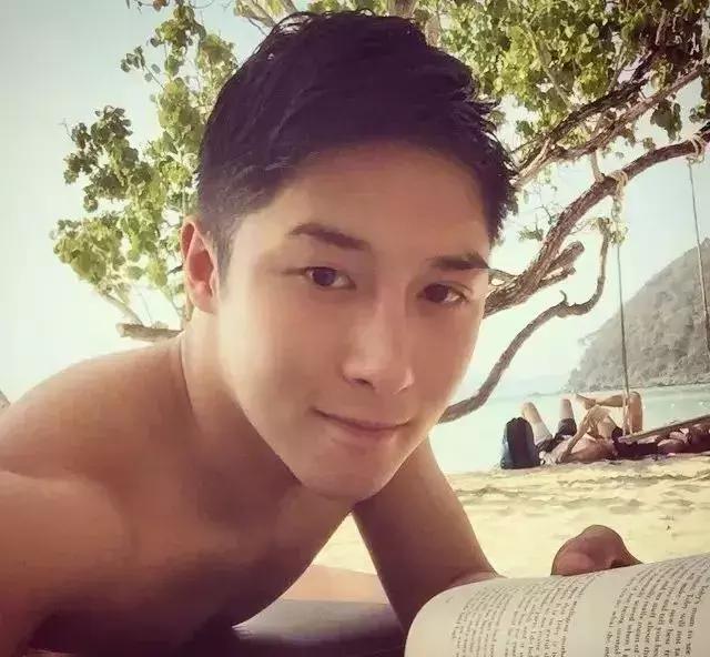 香港正装帅哥 身材竟然这么好 香港正装帅哥 身材竟然这么好