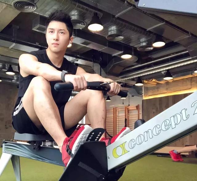 香港正装帅哥 身材竟然这么好 香港正装帅哥 身材竟然这么好