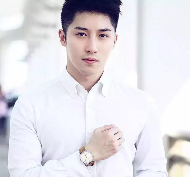 香港正装帅哥 身材竟然这么好 香港正装帅哥 身材竟然这么好