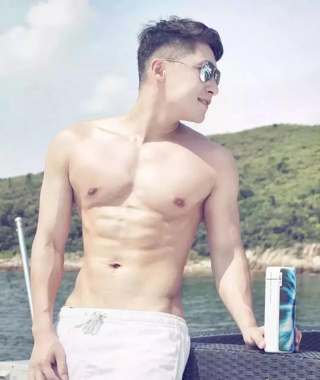 香港正装帅哥 身材竟然这么好 香港正装帅哥 身材竟然这么好