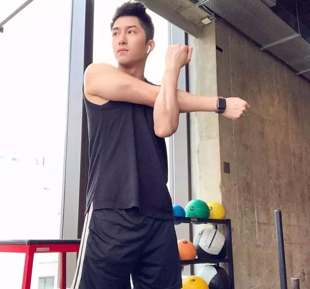 香港正装帅哥 身材竟然这么好 香港正装帅哥 身材竟然这么好