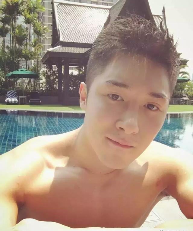 香港正装帅哥 身材竟然这么好 香港正装帅哥 身材竟然这么好