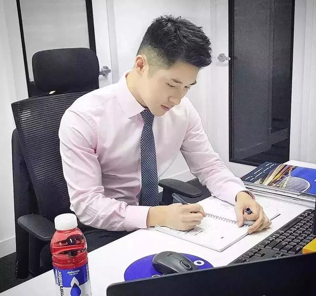 香港正装帅哥 身材竟然这么好 香港正装帅哥 身材竟然这么好