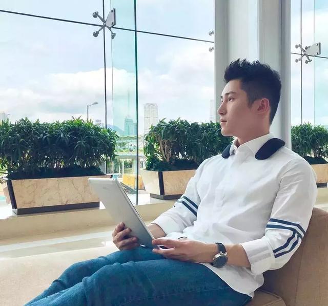 香港正装帅哥 身材竟然这么好 香港正装帅哥 身材竟然这么好