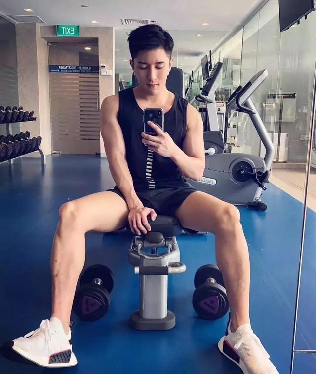 香港正装帅哥 身材竟然这么好 香港正装帅哥 身材竟然这么好