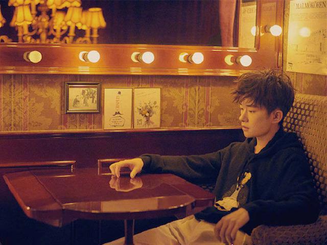 易烊千玺全新大片来袭,眼镜造型超抢镜 易烊千玺全新大片来袭,眼镜造型超抢镜