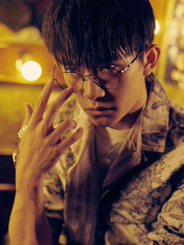 易烊千玺全新大片来袭,眼镜造型超抢镜 易烊千玺全新大片来袭,眼镜造型超抢镜