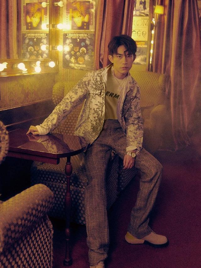 易烊千玺全新大片来袭,眼镜造型超抢镜 易烊千玺全新大片来袭,眼镜造型超抢镜