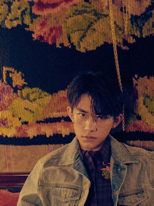 易烊千玺全新大片来袭,眼镜造型超抢镜 易烊千玺全新大片来袭,眼镜造型超抢镜