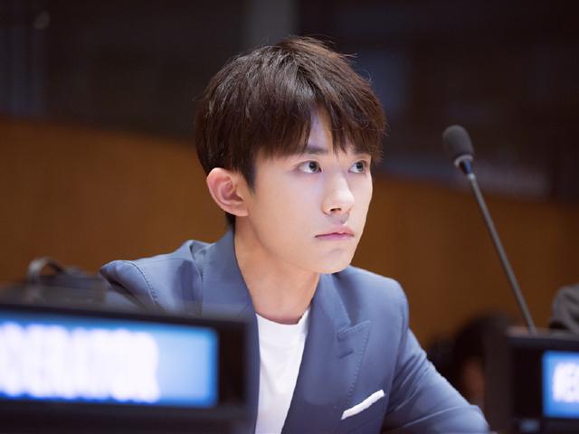 易烊千玺真会玩,两套造型都搭配西装,风格却差这么多! 易烊千玺真会玩,两套造型都搭配西装,风格却差这么多!