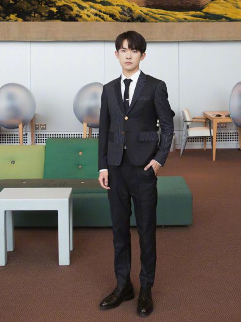 易烊千玺真会玩,两套造型都搭配西装,风格却差这么多! 易烊千玺真会玩,两套造型都搭配西装,风格却差这么多!