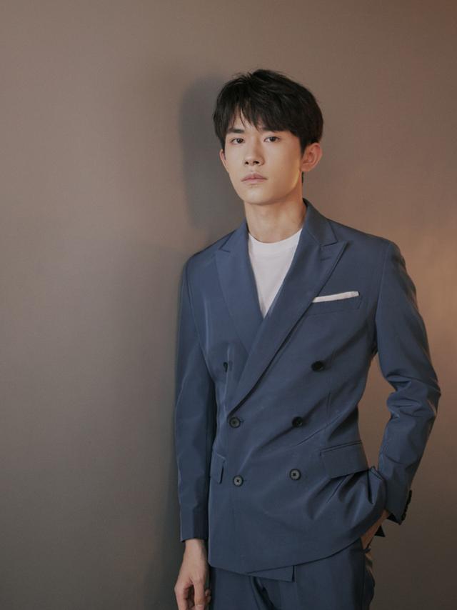 易烊千玺真会玩,两套造型都搭配西装,风格却差这么多! 易烊千玺真会玩,两套造型都搭配西装,风格却差这么多!