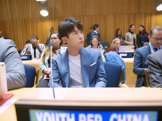 易烊千玺真会玩,两套造型都搭配西装,风格却差这么多! 易烊千玺真会玩,两套造型都搭配西装,风格却差这么多!