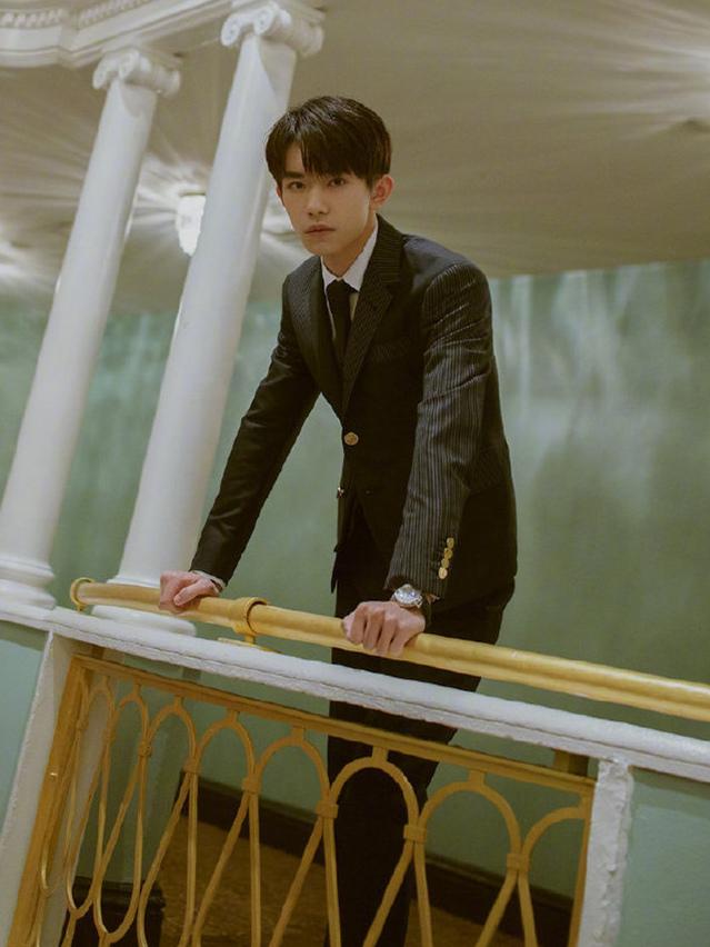 易烊千玺真会玩,两套造型都搭配西装,风格却差这么多! 易烊千玺真会玩,两套造型都搭配西装,风格却差这么多!