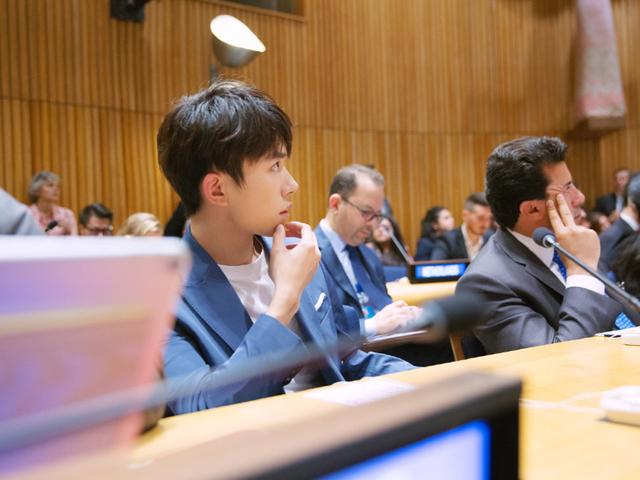 易烊千玺真会玩,两套造型都搭配西装,风格却差这么多! 易烊千玺真会玩,两套造型都搭配西装,风格却差这么多!