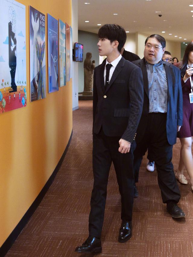 易烊千玺真会玩,两套造型都搭配西装,风格却差这么多! 易烊千玺真会玩,两套造型都搭配西装,风格却差这么多!