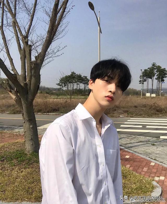 韩国模特兼演员金江珉,身穿白衬衫的干净大男孩 韩国模特兼演员金江珉,身穿白衬衫的干净大男孩