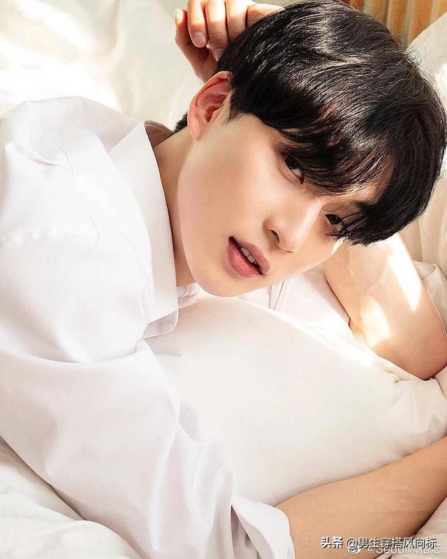 韩国模特兼演员金江珉,身穿白衬衫的干净大男孩 韩国模特兼演员金江珉,身穿白衬衫的干净大男孩