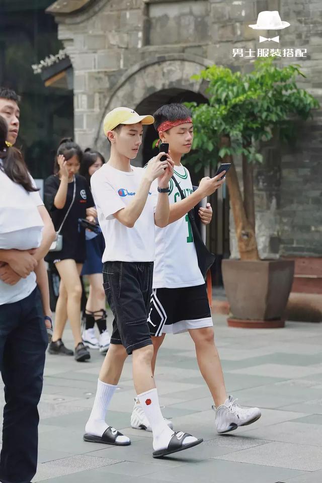 打了几十年球,你才告诉我「球衣」还可以这样穿搭上街? 打了几十年球,你才告诉我「球衣」还可以这样穿搭上街?