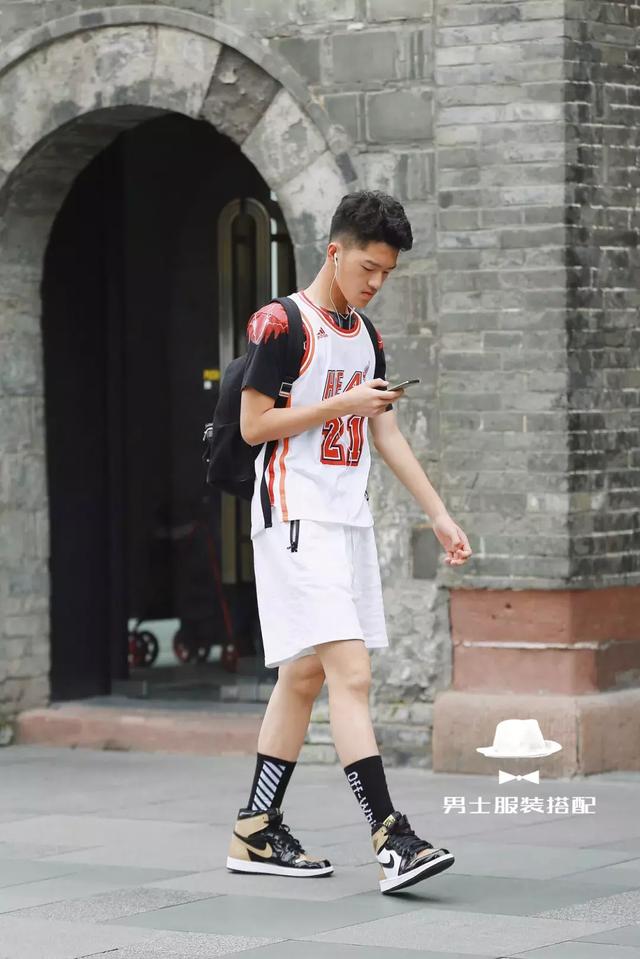 打了几十年球,你才告诉我「球衣」还可以这样穿搭上街? 打了几十年球,你才告诉我「球衣」还可以这样穿搭上街?