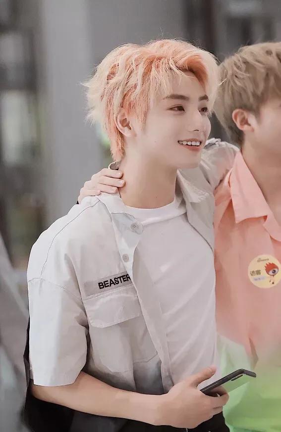 UNINE李振宁白衣粉发甜心坎,管栎糖果衫真清春 UNINE李振宁白衣粉发甜心坎,管栎糖果衫真清春