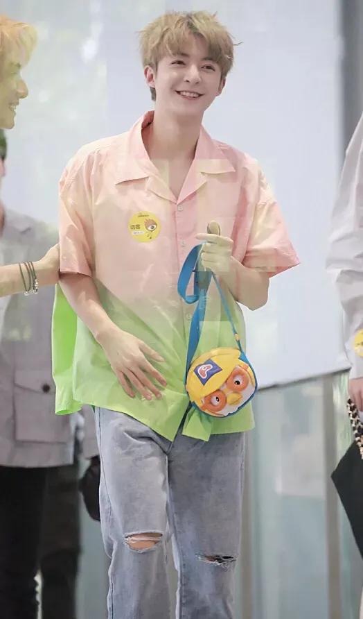 UNINE李振宁白衣粉发甜心坎,管栎糖果衫真清春 UNINE李振宁白衣粉发甜心坎,管栎糖果衫真清春