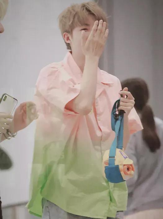 UNINE李振宁白衣粉发甜心坎,管栎糖果衫真清春 UNINE李振宁白衣粉发甜心坎,管栎糖果衫真清春