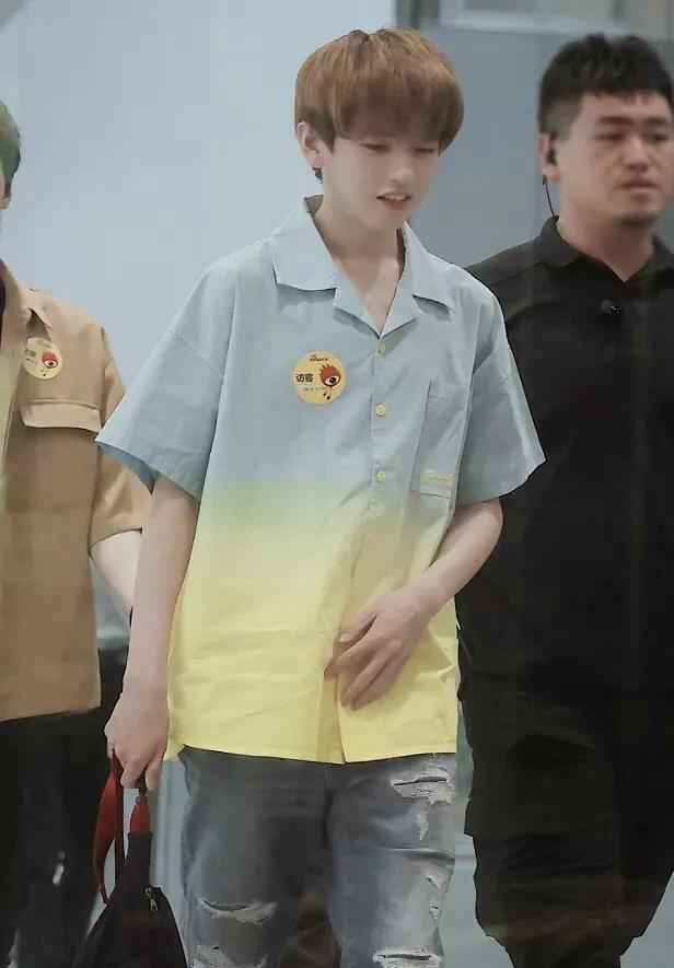 UNINE李振宁白衣粉发甜心坎,管栎糖果衫真清春 UNINE李振宁白衣粉发甜心坎,管栎糖果衫真清春