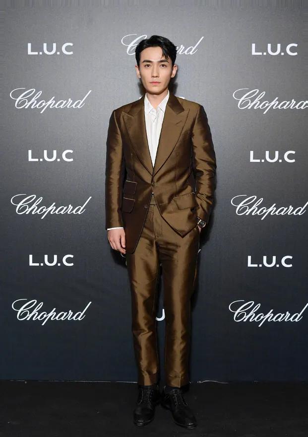 朱一龙梳起刘海干练又霸气,放下刘海后软萌可爱 朱一龙梳起刘海干练又霸气,放下刘海后软萌可爱