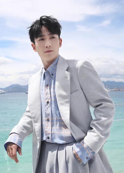 朱一龙梳起刘海干练又霸气,放下刘海后软萌可爱 朱一龙梳起刘海干练又霸气,放下刘海后软萌可爱