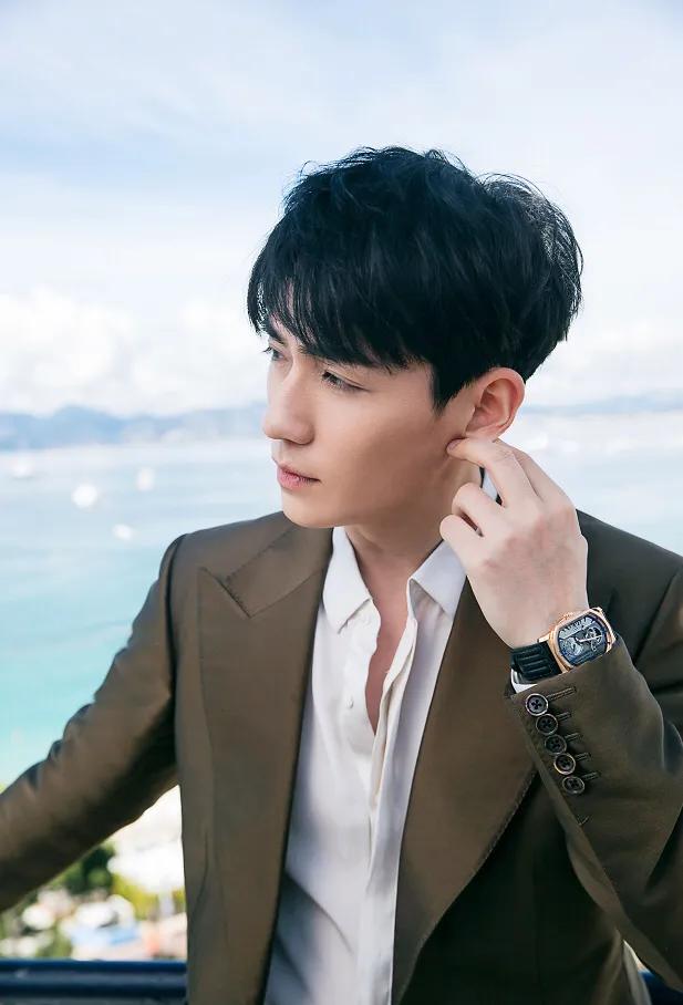 朱一龙梳起刘海干练又霸气,放下刘海后软萌可爱 朱一龙梳起刘海干练又霸气,放下刘海后软萌可爱