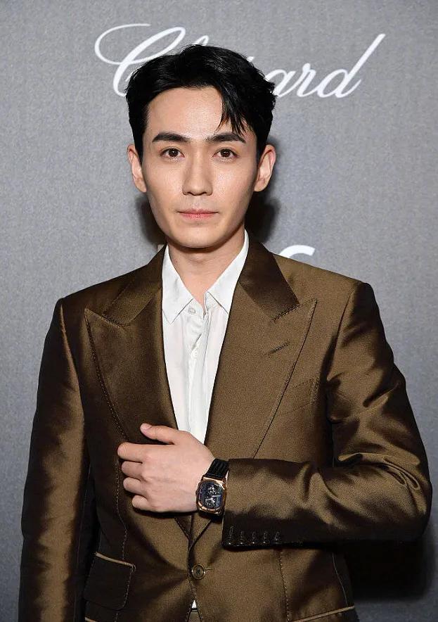 朱一龙梳起刘海干练又霸气,放下刘海后软萌可爱 朱一龙梳起刘海干练又霸气,放下刘海后软萌可爱