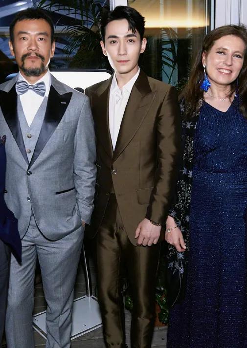 朱一龙梳起刘海干练又霸气,放下刘海后软萌可爱 朱一龙梳起刘海干练又霸气,放下刘海后软萌可爱