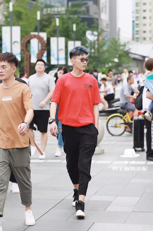 不知道穿什么的时候,记得来街拍找找灵感 不知道穿什么的时候,记得来街拍找找灵感