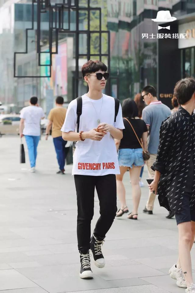 不知道穿什么的时候,记得来街拍找找灵感 不知道穿什么的时候,记得来街拍找找灵感