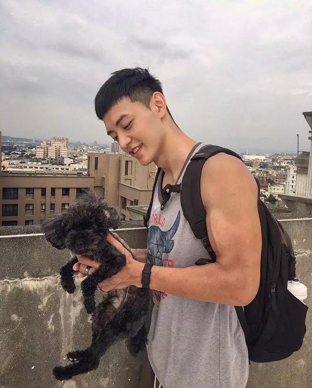 台大体育生校草,满屏荷尔蒙公狗腰吸睛撩粉 台大体育生校草,满屏荷尔蒙公狗腰吸睛撩粉