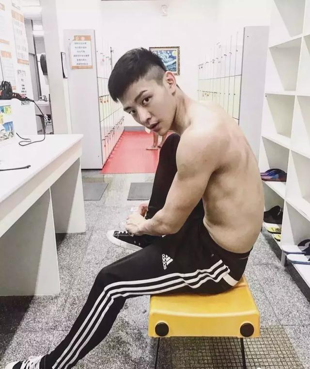 台大体育生校草,满屏荷尔蒙公狗腰吸睛撩粉 台大体育生校草,满屏荷尔蒙公狗腰吸睛撩粉