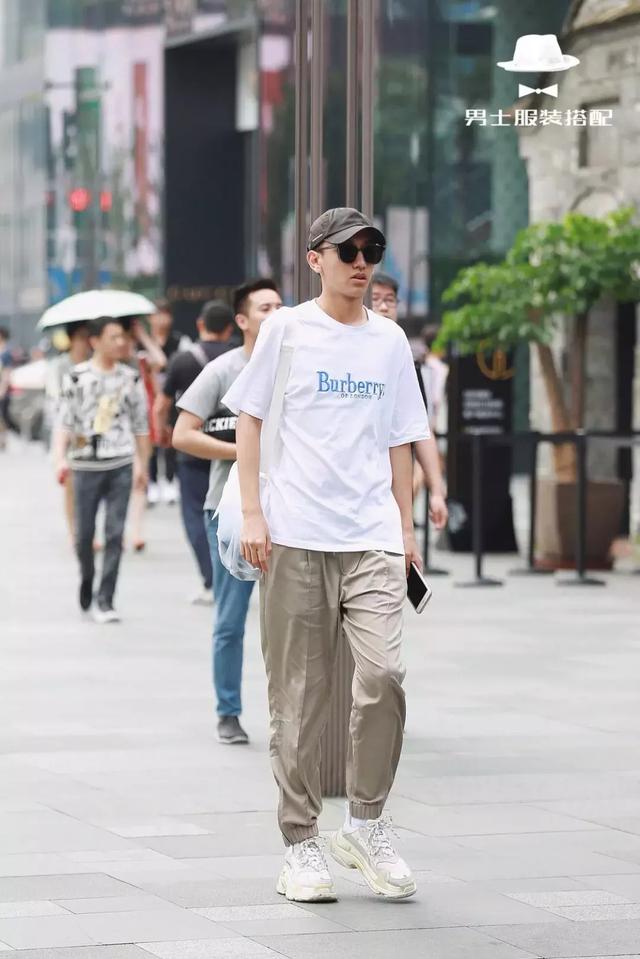 不知道穿什么的时候,记得来街拍找找灵感 不知道穿什么的时候,记得来街拍找找灵感