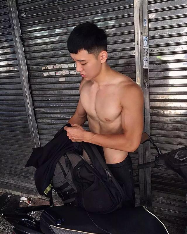 台大体育生校草,满屏荷尔蒙公狗腰吸睛撩粉 台大体育生校草,满屏荷尔蒙公狗腰吸睛撩粉