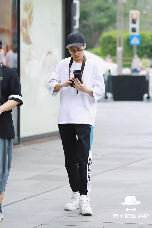 为什么时尚达人今年都喜欢穿这条裤子? 为什么时尚达人今年都喜欢穿这条裤子?