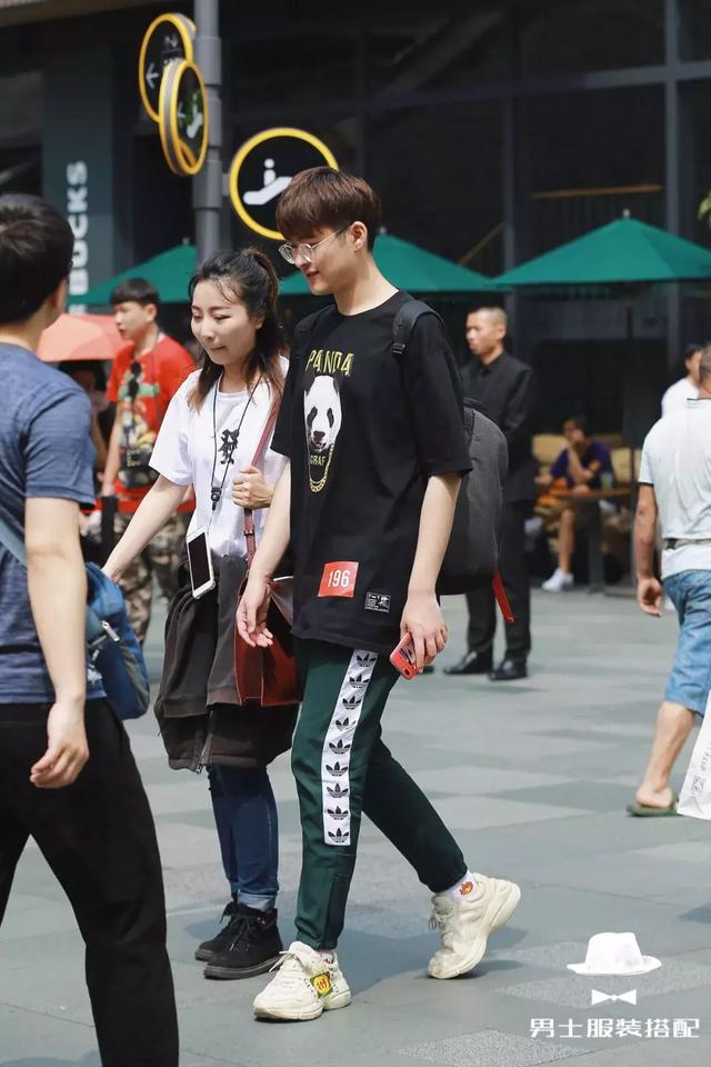 为什么时尚达人今年都喜欢穿这条裤子? 为什么时尚达人今年都喜欢穿这条裤子?