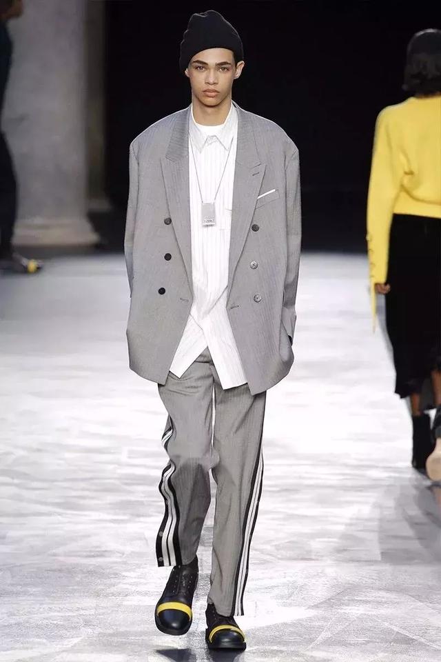 为什么时尚达人今年都喜欢穿这条裤子? 为什么时尚达人今年都喜欢穿这条裤子?