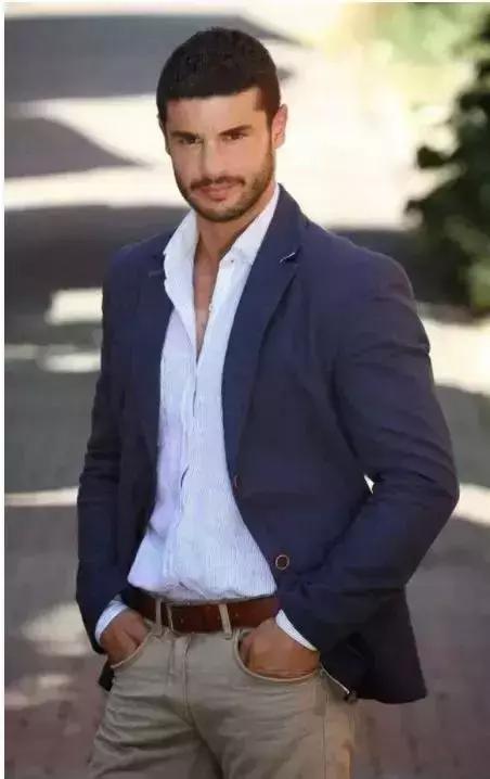 摆脱西装的沉闷感,怎么才能穿得更年轻? 摆脱西装的沉闷感,怎么才能穿得更年轻?