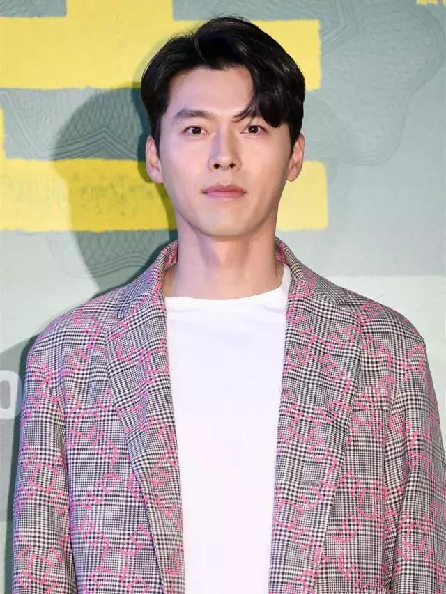 玄彬又帅了,白T恤配长大衣轻松穿出型男范! 玄彬又帅了,白T恤配长大衣轻松穿出型男范!