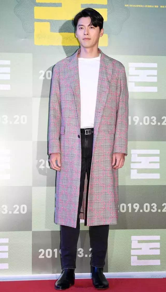 玄彬又帅了,白T恤配长大衣轻松穿出型男范! 玄彬又帅了,白T恤配长大衣轻松穿出型男范!