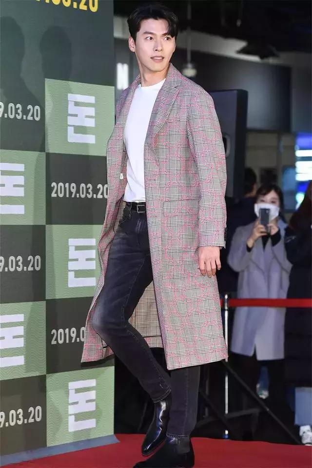 玄彬又帅了,白T恤配长大衣轻松穿出型男范! 玄彬又帅了,白T恤配长大衣轻松穿出型男范!