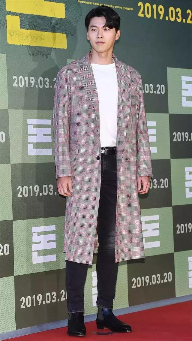 玄彬又帅了,白T恤配长大衣轻松穿出型男范! 玄彬又帅了,白T恤配长大衣轻松穿出型男范!