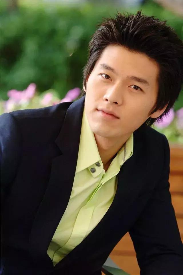 玄彬又帅了,白T恤配长大衣轻松穿出型男范! 玄彬又帅了,白T恤配长大衣轻松穿出型男范!