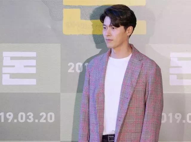 玄彬又帅了,白T恤配长大衣轻松穿出型男范! 玄彬又帅了,白T恤配长大衣轻松穿出型男范!