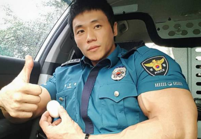 韩国最强壮警察,一身发达的肌肉,对罪犯有着威慑作用! 韩国最强壮警察,一身发达的肌肉,对罪犯有着威慑作用!